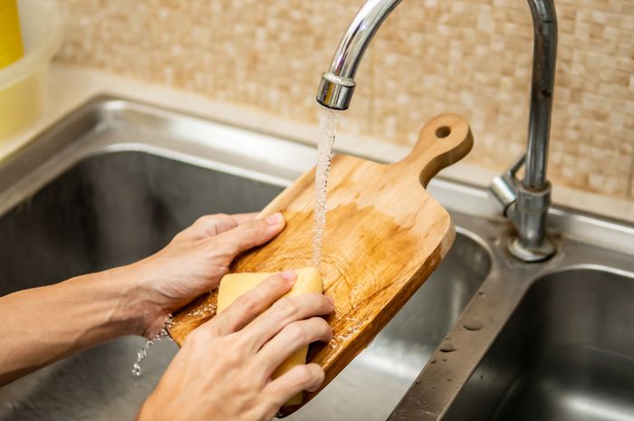 Tak Bisa Sembarangan, Begini Cara Membersihkan Alat Masak dari Kayu