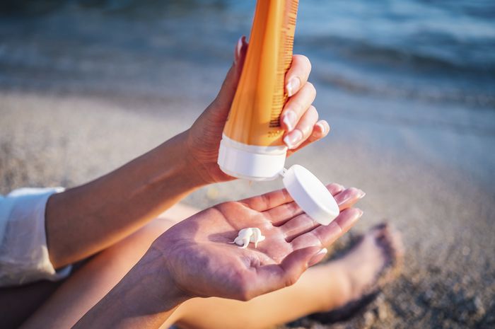 Lebih Baik Chemical Atau Physical Sunscreen Untuk Cuaca Panas Ini Kata