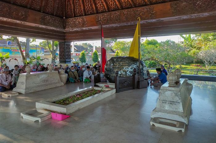 4 Tips Berkunjung Ke Makam Bung Karno Di Blitar, Pakai Baju Sopan ...