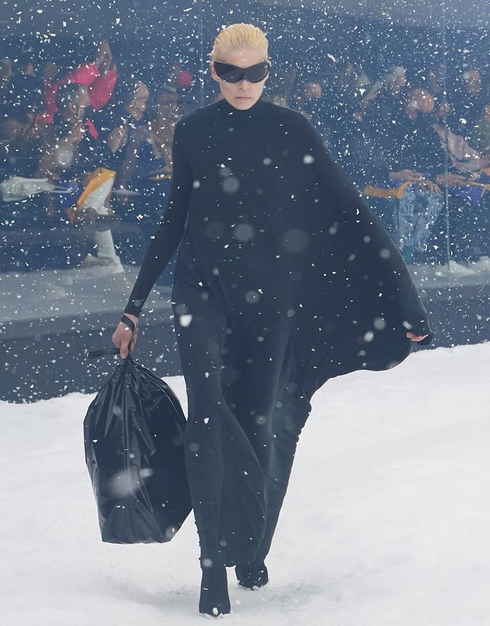 Balenciaga hadirkan kantong sampah paling mahal di dunia.