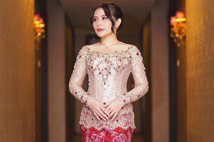 Tampil Elegan Intip Detail Kebaya Wisuda Yang Dipakai Prilly