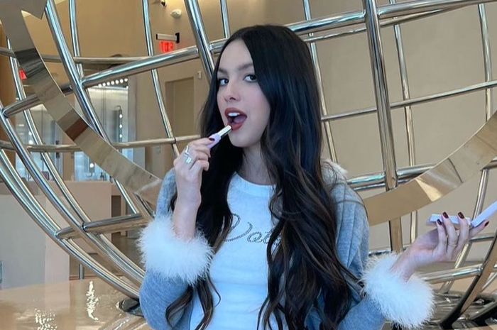 Olivia Rodrigo x Glossier Hadirkan Koleksi Kolaborasi dalam Beauty Bag ...
