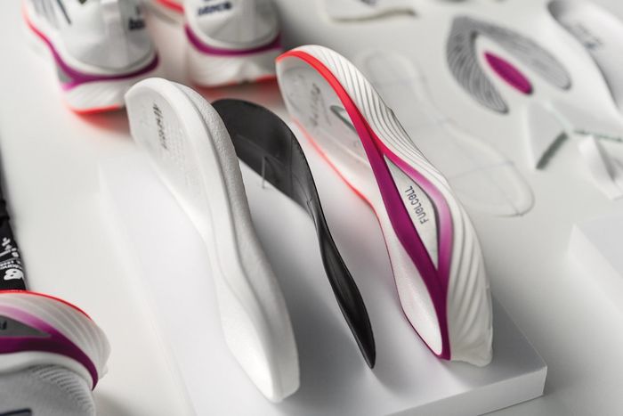 Midsole FuelCell dua lapis berteknologi Energy Arc