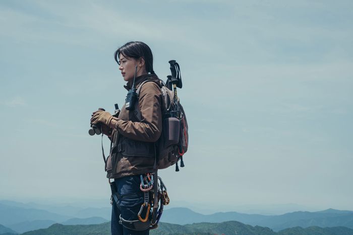 Karakter perempuan Seo Yi Kang yang diperankan Jun Ji Hyun di K-Drama tvN 'Jirisan'.