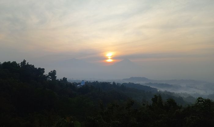 Menyaksikan matahari terbit di Punthuk Setumbu