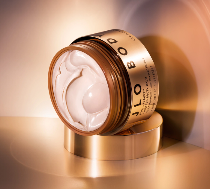 Produk perawatan tubuh dari JLo Body: Targeted Booty Balm.