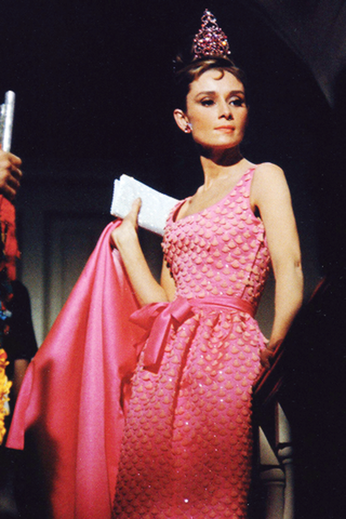 Gaya Audrey Hepburn dengan Pink Rhinestone-Studded Dress.