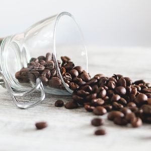 Kafein memiliki memang memiliki manfaat. Akan tetapi jika dikonsumsi berlebihan juga tidak baik. Ini cara menguranginya. 