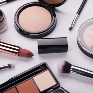 Makeup kadaluwarsa itu berbahaya. Nah, ketahuilah ini dampak memakai makeup kadaluwarsa yang tentu tak ingin kamu rasakan.