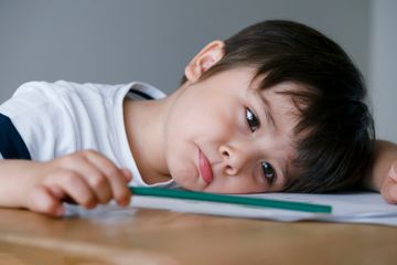 Orang Tua Wajib Tahu, Ini 3 Tanda Si Kecil Kurang Percaya Diri ...