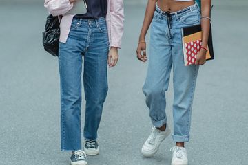 Ini Dia 5 Tren Celana Denim 2021 yang Tidak Boleh Kamu Lewatkan! - Parapuan