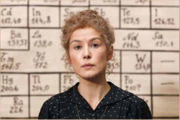 Sinopsis Film Radioactive, Kisah Marie Curie Ilmuwan Perempuan ...