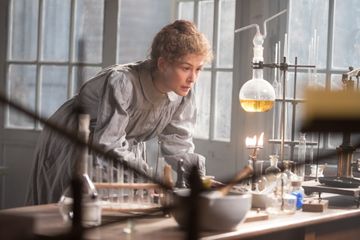 Review Film Radioactive: Sisi Lain Perjuangan Marie Curie di Dunia ...
