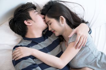 Mampu Perkuat Hubungan Suami Istri, Ini 5 Posisi Cuddling Terbaik ...