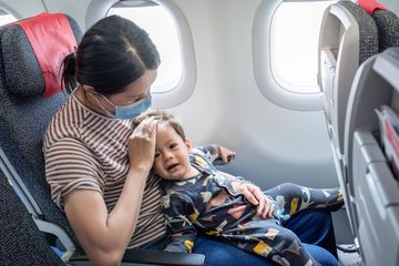 Usia Berapa Bayi Boleh Naik Pesawat? Ini Penjelasan dari Dokter ...