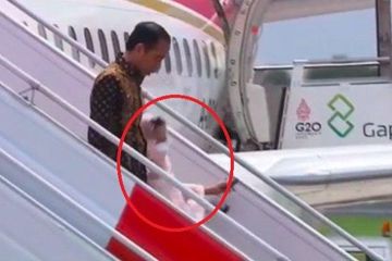 Kronologi Iriana Jokowi Sempat Terpeleset di Tangga Pesawat di ...