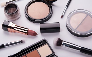 Apa yang Terjadi Saat Kita Memakai Makeup Kedaluwarsa? Ini Kata Ahli