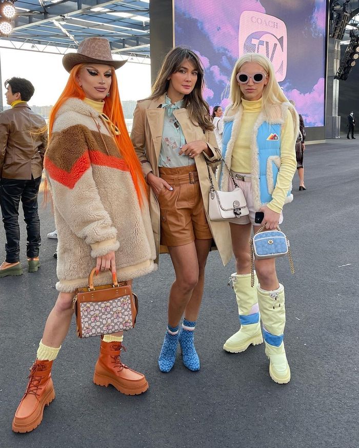Hadir di Peragaan Coach NYFW 2022 