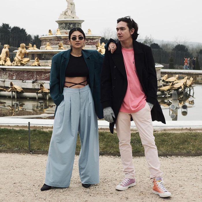 5 Inspirasi Outfit untuk Pasangan dari Ariel NOAH hingga Adipati Dolken  selama di Paris - Halaman 2 - Parapuan